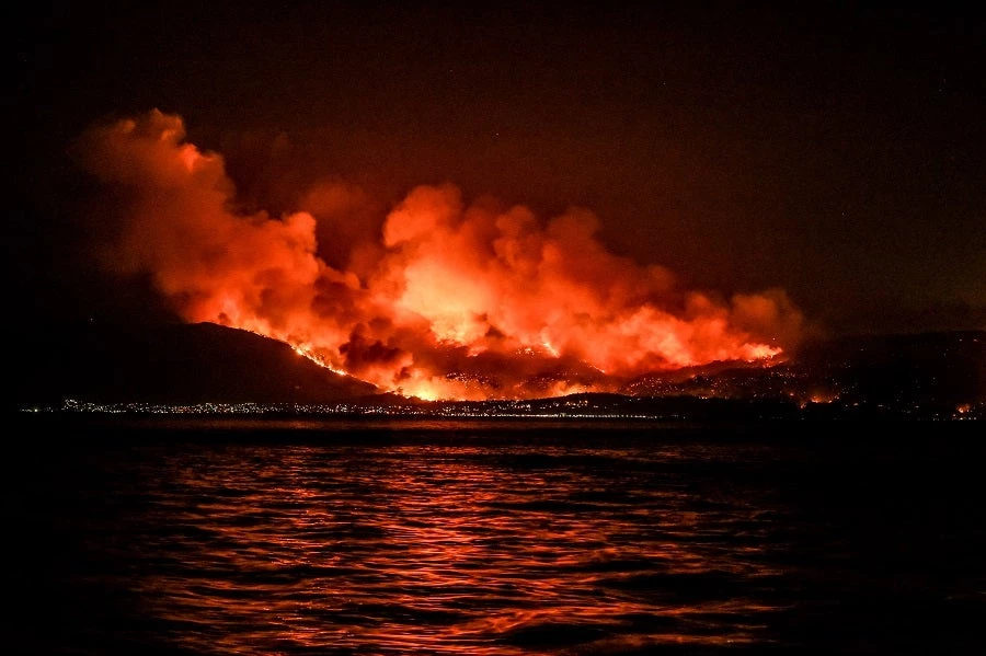 24 νεκροί – Ακούγονται κραυγές στη θάλασσα – Σπεύδουν άλλα 2 αρματαγωγά με δυνάμεις της Ζ ΜΑΚ – Σώζουν κόσμο το SUPER RUNNER, οι ήρωες ψαράδες και το F/B ΔΗΜΗΤΡΗΣ – Βίντεο